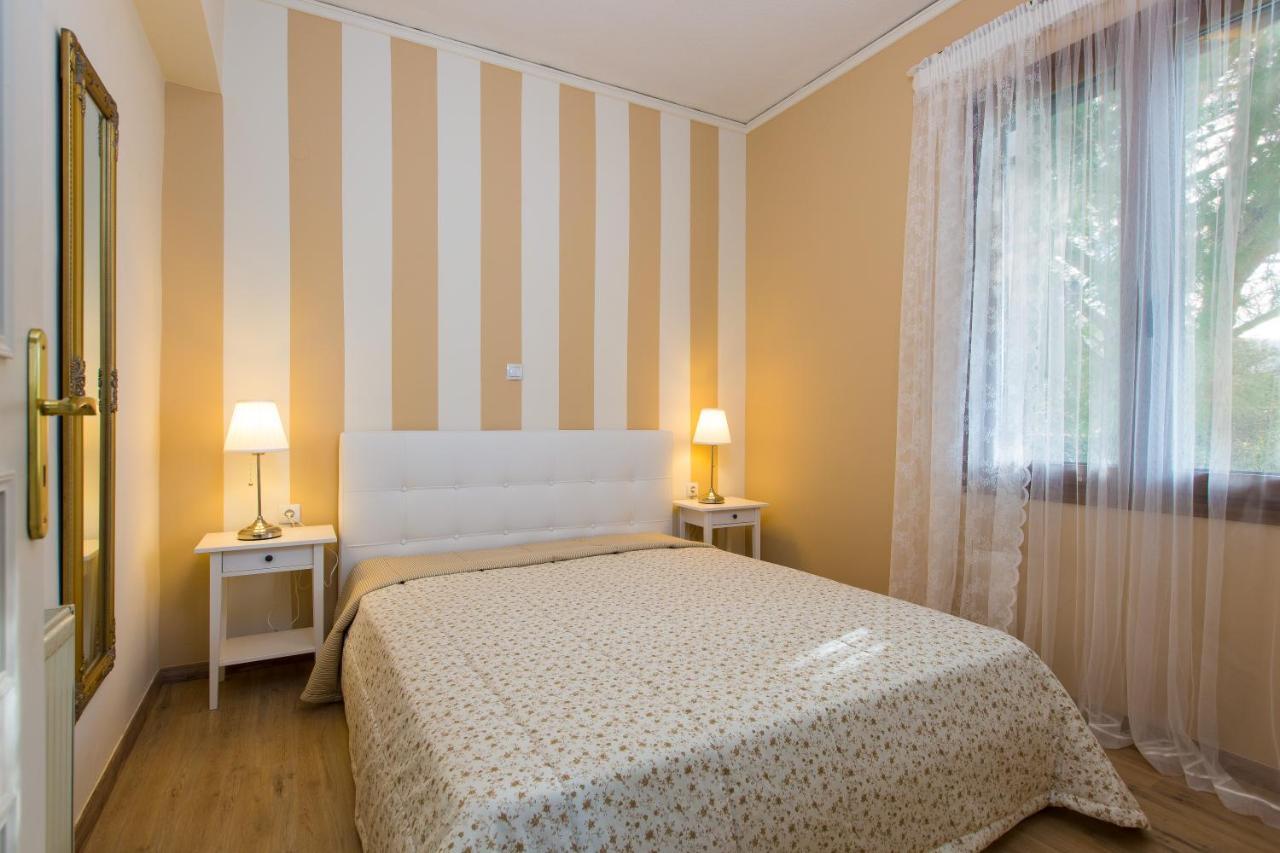 Beachfront Family Villa Katerina With Private Pool, Playground, Bbq & Amazing Sea Views! Petres  Exteriör bild
